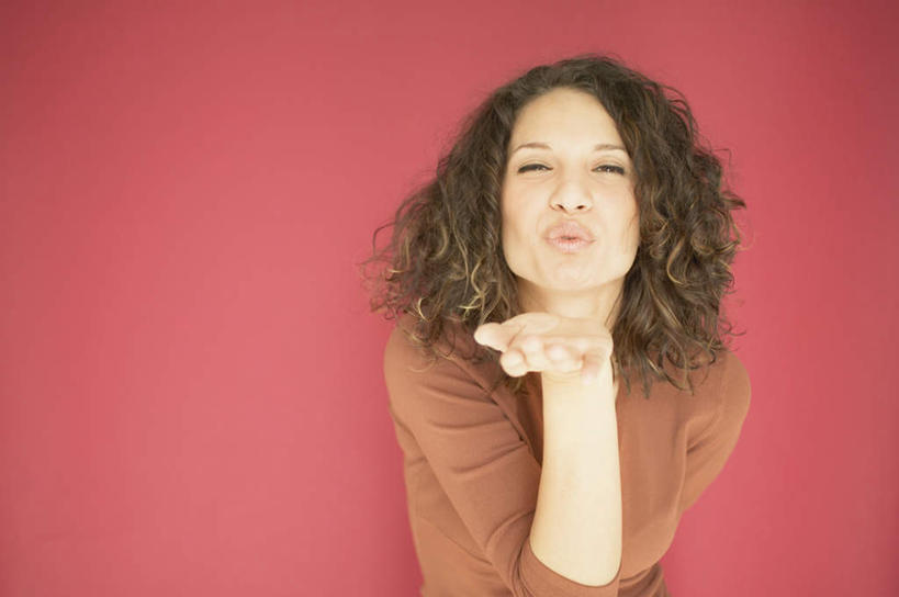 西方人,一个人,站,举,笑,吻,微笑,横图,室内,白天,正面,欧洲,欧洲人,仅一个年轻女性,仅一个女性,仅一个人,红色背景,服装,拿,拿着,注视,休闲装,衣服,观察,看,站着,休闲,休闲服,抬手,摄影,服饰,影棚,观看,察看,关注,年轻女性,女人,女性,白种人,举着,半身,彩图,影棚拍摄,拍摄,飞吻