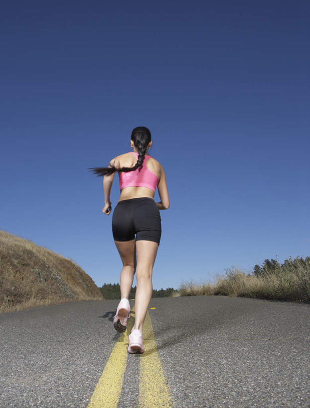 东方人,一个人,跑,竖图,室外,白天,仰视,运动服,锻炼,运动,植物,道路,路,公路,亚洲,仅一个年轻女性,仅一个女性,仅一个人,服装,枯萎,分界线,枯草,停车线,交通,黄种人,草,衣服,黄色,蓝天,天空,天,服饰,双黄线,车行道,车行道分界线,衣着,穿着,标线,车行线,衣饰,体育,年轻女性,女人,女性,亚洲人,马路,跑步,彩图,低角度拍摄,全身,健身,运动装