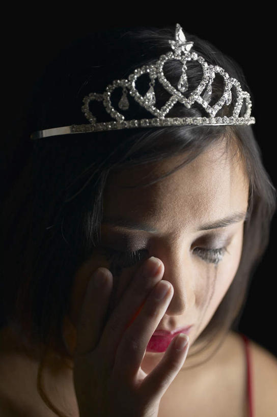 东方人,脸,头,脸颊,一个人,站,闭眼,摸,哭,竖图,室内,特写,白天,正面,皇冠,亚洲,仅一个年轻女性,仅一个女性,仅一个人,黑色背景,黄种人,肩膀,站着,闭,眼泪,摄影,影棚,权威,高贵,权力,统治,年轻女性,女人,女性,白种人,亚洲人,头部,脸部,脸蛋,面部,王冠,半身,彩图,影棚拍摄,拍摄