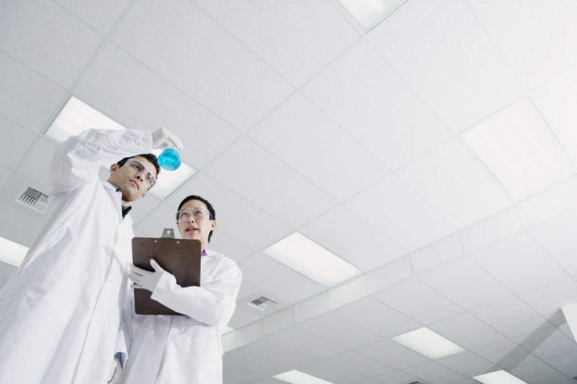 西方人,两个人,伙伴,朋友,医生,医院,站,举,笑,微笑,露齿笑,横图,室内,白天,仰视,友谊,合作,团队,仪器,地板,天花板,玻璃,欧洲,欧洲人,戴,光线,烧杯,试管,眼镜,实验室,灯光,地面,注视,顶灯,玻璃瓶,手套,灯具,观察,记录,看,站着,医护人员,战略,实验仪器,观看,戴着,察看,白大褂,关注,橡胶手套,照明工具,联合,合谋,配合,协作,男人,男性,年轻男性,年轻女性,女人,女性,白种人,举着,半身,彩图,低角度拍摄,防护眼镜