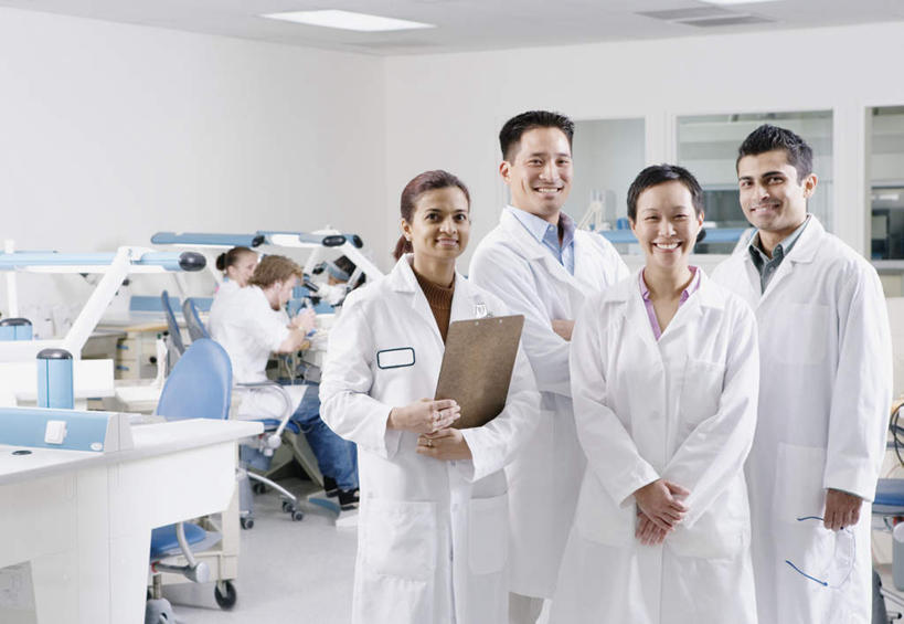 西方人,伙伴,朋友,医生,医院,站,笑,微笑,露齿笑,横图,室内,白天,正面,友谊,合作,团队,仪器,台灯,桌面,桌子,欧洲,欧洲人,档案,文件,实验室,许多人,拿,拿着,顶灯,灯,胸牌,资料,灯具,手放前,站着,一群人,医护人员,医疗人员,战略,实验仪器,白大褂,照明工具,医疗机构,联合,合谋,配合,协作,男人,男性,年轻男性,年轻女性,女人,女性,白种人,大夫,半身,彩图,病院,诊所