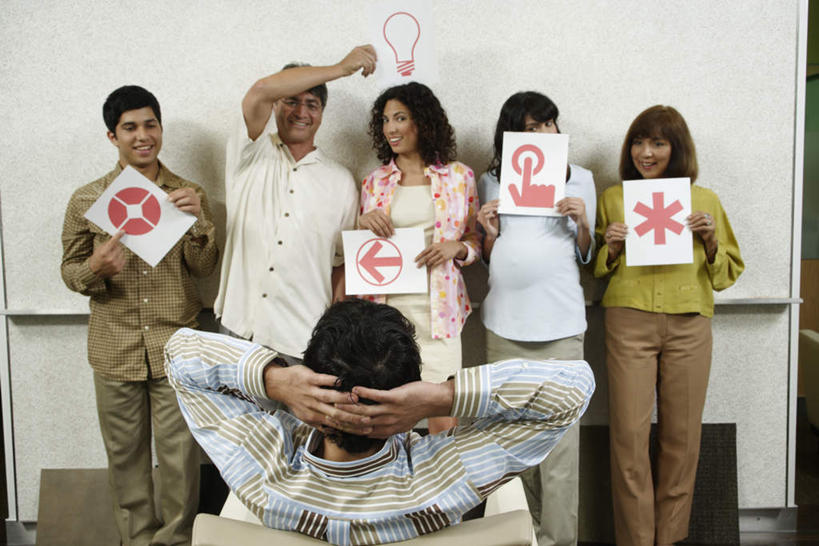 背部,同事,商务人士,商务男性,商务女性,办公室,站,坐,横图,室内,白天,正面,衬衫,成功,合作,团队,集体,信心,镜子,亚洲,套装,工作,笔,标示,牌子,图片,文字,纸,许多人,拿,拿着,注视,队伍,黑板,观察,看,站着,一群人,观看,察看,领导,工作室,成就,关注,商务装,合伙,领袖,工薪阶层,男人,男性,年轻男性,年轻女性,女人,女性,亚洲人,印度人,白领,上班族,站立,坐着,半身,彩图,衬衣