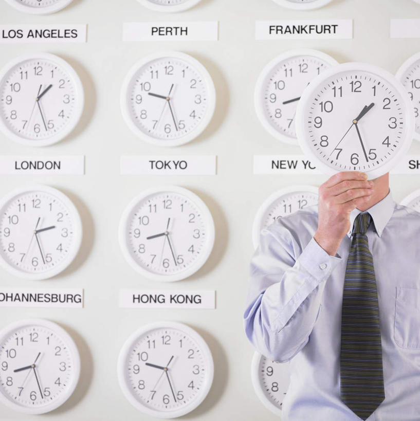 西方人,一个人,商务人士,商务男性,办公室,站,竖图,室内,白天,正面,衬衫,欧洲,欧洲人,仅一个男性,仅一个人,许多,套装,整齐,工作,时间,标示,时钟,文字,拿,全球,拿着,排列,仅一个年轻男性,挂钟,站着,服务,遮,遮掩,掩盖,遮挡,商务装,地区,工薪阶层,遮盖,掩饰,男人,男性,年轻男性,白种人,白领,上班族,钟,站立,半身,彩图,衬衣