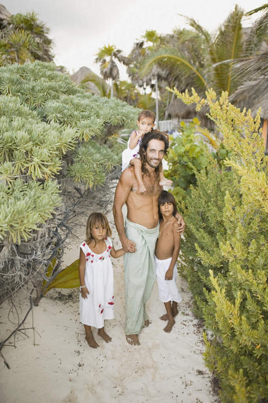 西方人,儿童,四个人,家庭,站,握手,笑,微笑,露齿笑,竖图,俯视,室外,白天,纯洁,植物,欧洲,欧洲人,阴影,光线,影子,注视,小孩,小女孩,骑,阳光,观察,看,扛,站着,温暖,温馨,一家人,可爱,童年,童趣,观看,和睦,察看,搂着,关注,童真,烂漫,无邪,扛在肩上,骑在肩上,天真,男孩,男人,男性,女孩,白种人,拉手,手拉手,手握手,站立,彩图,高角度拍摄,全身,融洽,男生