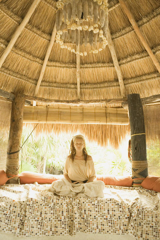 西方人,一个人,闭眼,笑,盘腿,微笑,竖图,室内,白天,正面,窗帘,床,靠垫,欧洲,欧洲人,仅一个年轻女性,仅一个女性,仅一个人,光线,床单,靠枕,被子,阳光,抱枕,枕头,茅草屋,单人床,打坐,被单,年轻女性,女人,女性,白种人,闭眼睛,闭着眼,闭着眼睛,盘腿而坐,盘膝,盘着腿的,盘着腿坐,双腿交叉,彩图,全身