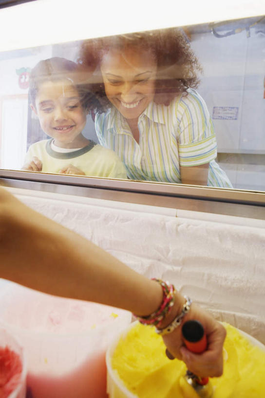 儿童,两个人,母亲,儿子,商店,站,蹲,笑,微笑,露齿笑,竖图,室内,白天,正面,购物,消费,服装,桶,勺子,冰箱,冰激凌,拿,拿着,注视,休闲装,小孩,衣服,观察,看,站着,休闲,母子,休闲服,母爱,金融,服饰,观看,察看,关注,选购,贸易,血拼,女孩,女人,女性,中年女性,孩子,蹲着,站立,半身,彩图,女生