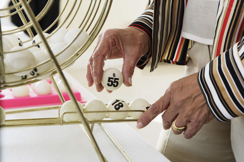 西方人,一个人,站,横图,俯视,室内,白天,游戏,赌博,贪欲,竞争,桌子,欧洲,欧洲人,仅一个女性,仅一个人,服装,数字,文字,拿,玩,拿着,休闲装,娱乐,刺激,球,衣服,戒指,饰品,站着,享受,休闲,休闲服,放松,服饰,仅一个老年女性,活动,发泄,消遣,智力,彩票,摇号,投机,侥幸,欲望,宣泄,老年女性,女人,女性,白种人,玩耍,嬉戏,站立,半身,彩图,高角度拍摄,胜负,输赢