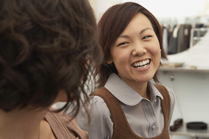 东方人,背部,两个人,伙伴,朋友,商店,站,笑,微笑,露齿笑,横图,室内,白天,正面,购物,友谊,消费,超市,亚洲,服装,扭头,注视,休闲装,黄种人,货架,架子,衣服,观察,看,站着,转头,休闲,休闲服,金融,百货,服饰,观看,察看,服装店,关注,陈列架,选购,贸易,百货公司,服饰店,血拼,超市货架,友情,年轻女性,女人,女性,亚洲人,站立,半身,彩图,购物商场,购物中心,商业中心