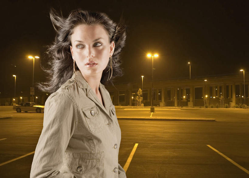 西方人,头发,一个人,停车场,站,横图,室外,夜晚,侧面,道路,路,路灯,公路,照明,欧洲,欧洲人,仅一个年轻女性,仅一个女性,仅一个人,阴影,朦胧,模糊,飘扬,光线,影子,高架,灯光,交通,扭头,注视,灯,装饰品,耳环,饰品,首饰,观察,看,站着,转头,观看,飘逸,照亮,察看,照明设备,关注,飞扬,高架桥,高架道路,跨线桥,耳饰,年轻女性,女人,女性,白种人,站立,半身,彩图,泊车场