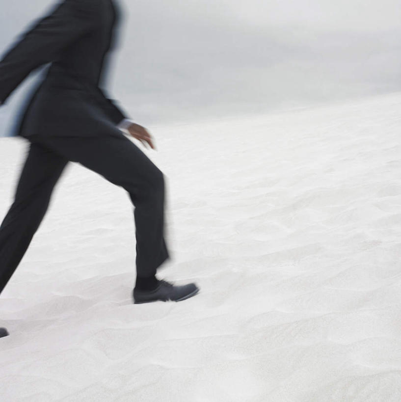 西方人,一个人,商务人士,商务男性,走,竖图,室外,白天,侧面,衬衫,沙漠,山,山脉,欧洲,非洲,黑人,欧洲人,仅一个男性,仅一个人,仅一个中年男性,套装,朦胧,模糊,山峰,乌云,云,阴天,云朵,山峦,云彩,天空,群山,天,昏暗,阴沉,商务装,工薪阶层,男人,男性,中年男性,非洲人,白领,上班族,大漠,砂漠,步行,散步,走路,半身,彩图,衬衣