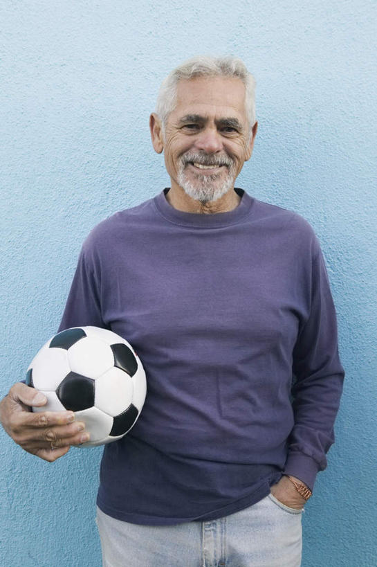 西方人,一个人,站,笑,微笑,露齿笑,竖图,室内,白天,正面,足球,欧洲,欧洲人,仅一个男性,仅一个人,握,蓝色背景,服装,足球装备,拿,拿着,注视,休闲装,运动器械,一个,衣服,观察,看,站着,仅一个老年男性,休闲,休闲服,健身器械,握着,摄影,服饰,影棚,单个,观看,察看,关注,手插袋,单手插袋,健身器材,单手抄兜,单手放兜,蹴鞠,足球运动,老年男性,男人,男性,白种人,插兜,手插兜,手放口袋,站立,半身,彩图,影棚拍摄,拍摄,运动器材,手抄兜