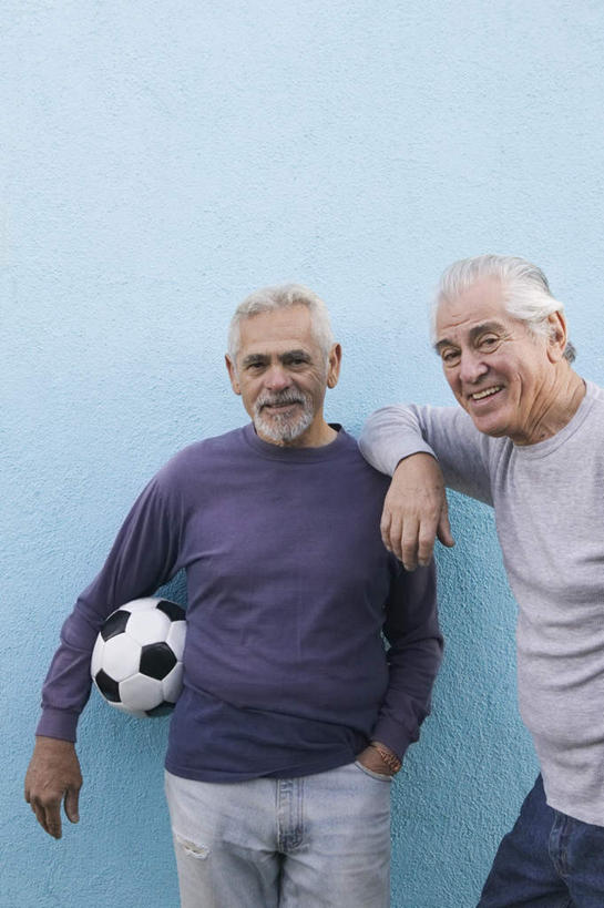 西方人,两个人,伙伴,朋友,站,笑,微笑,露齿笑,竖图,室内,白天,正面,友谊,足球,欧洲,欧洲人,蓝色背景,服装,足球装备,注视,休闲装,运动器械,一个,衣服,观察,看,站着,休闲,休闲服,健身器械,搭,摄影,服饰,影棚,单个,观看,察看,搭着,关注,手插袋,单手插袋,健身器材,单手抄兜,单手放兜,蹴鞠,友情,足球运动,老年男性,男人,男性,白种人,插兜,手插兜,手放口袋,站立,半身,彩图,影棚拍摄,拍摄,运动器材,手抄兜