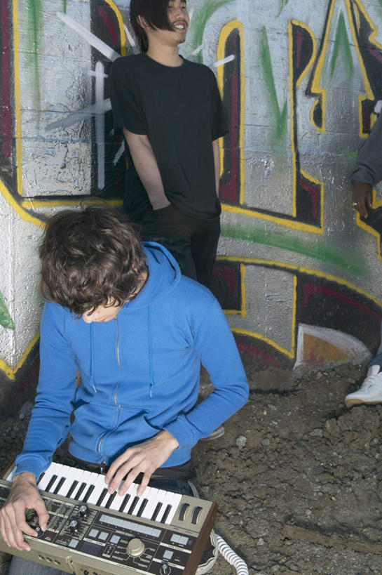 东方人,西方人,两个人,伙伴,朋友,站,坐,竖图,俯视,室外,白天,抽象,绘画,友谊,键盘,欧洲,欧洲人,亚洲,服装,艺术,彩绘,图案,墙,乐器,艺术品,古典,弹奏,注视,休闲装,黄种人,文化,墙壁,墙面,衣服,蓝色,黑色,工艺品,观察,看,品味,站着,休闲,概念,休闲服,服饰,观看,一台,美术,察看,高雅,键盘乐器,关注,美学,图文,友情,男人,男性,年轻男性,白种人,亚洲人,站立,坐着,半身,彩图,高角度拍摄,涂鸦,电子琴