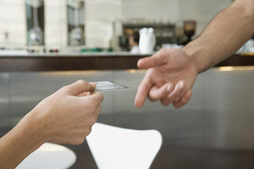 西方人,手,两个人,服务员,横图,室内,特写,白天,正面,信用卡,椅子,欧洲,欧洲人,一张,握,朦胧,模糊,塑料,拿,拿着,顾客,塑料制品,手部,卡,握着,储蓄卡,咖啡店,咖啡屋,主顾,银行卡,男人,男性,中年男性,白种人,服务生,侍者,半身,彩图,咖啡馆
