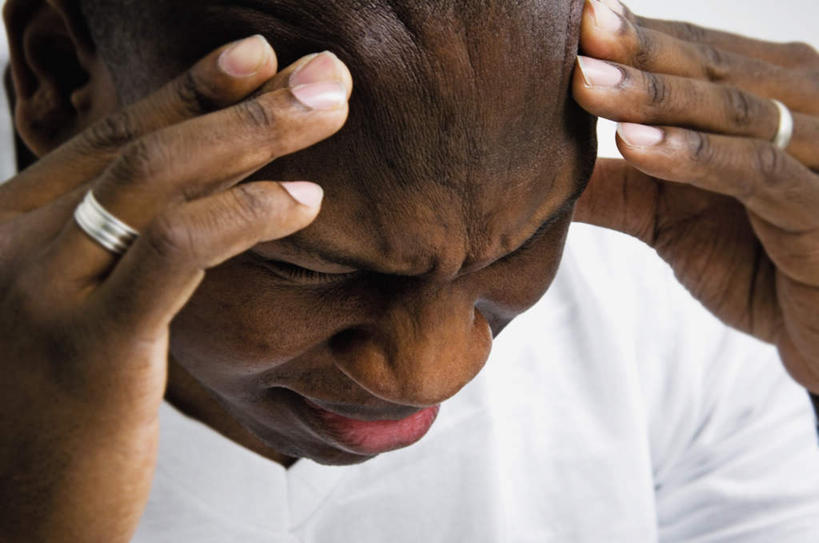 西方人,脸,头,脸颊,手,秃头,一个人,闭眼,横图,俯视,室内,特写,白天,爱情,按摩,失败,欧洲,非洲,黑人,欧洲人,双手,仅一个男性,仅一个人,服装,沮丧,浪漫,休闲装,装饰品,仅一个年轻男性,衣服,白色,戒指,饰品,首饰,享受,休闲,健康,难受,手部,休闲服,恩爱,无奈,保健,服饰,失望,悲伤,信物,伤心,难过,权利,失落,指压,颓废,挫败,受挫,落败,落空,错过,失足,失意,失策,失算,颓丧,衰颓,悲哀,懊丧,颓靡,气馁,丧气,手饰,败北,挫折,失利,男人,男性,年轻男性,非洲人,头部,光头,无发,脸部,脸蛋,面部,闭眼睛,闭着眼,闭着眼睛,半身,彩图,高角度拍摄,推拿