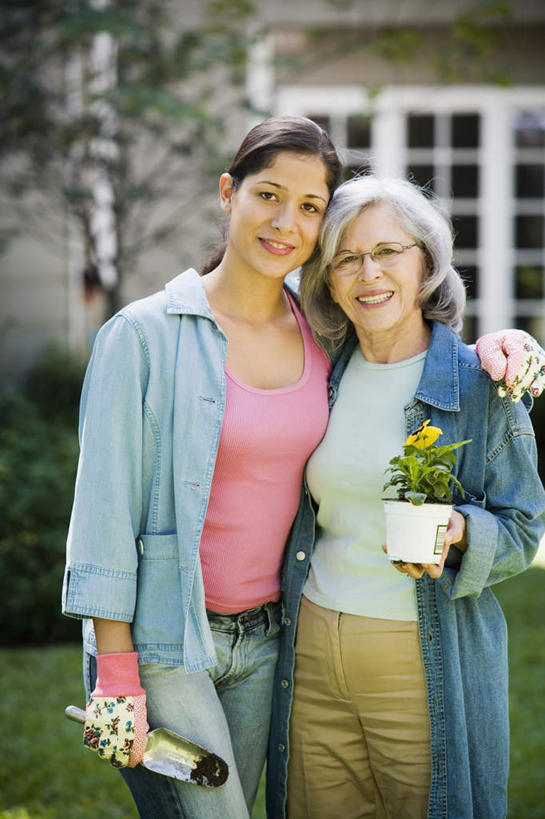 西方人,两个人,家庭,母亲,女儿,家,站,笑,微笑,露齿笑,竖图,室外,白天,正面,幸福,草地,草坪,植物,紫罗兰,欧洲,欧洲人,握,阴影,服装,盛开,光线,盆栽,眼镜,影子,房屋,屋子,盆景,清凉,拿,花蕾,拿着,注视,休闲装,楼房,住宅,草,花,花瓣,花朵,鲜花,树,树木,衣服,绿色,阳光,自然,夏天,花苞,花蕊,观察,看,靠,靠着,倚靠,站着,休闲,温暖,温馨,母女,一家人,休闲服,母爱,握着,服饰,生长,成长,观看,老花镜,和睦,察看,倚着,关注,三色紫罗兰,永恒,质朴,美德,远视眼镜,纯爱,年轻女性,女人,女性,中年女性,白种人,草紫罗兰,草桂花,站立,半身,彩图,房子,融洽