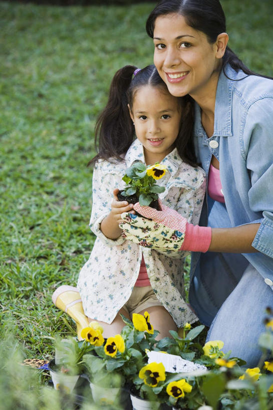 西方人,儿童,中年人,两个人,家庭,母亲,女儿,跪,笑,微笑,露齿笑,竖图,室外,白天,正面,幸福,纯洁,草地,草坪,植物,紫罗兰,欧洲,欧洲人,一排,许多,握,阴影,服装,整齐,盛开,光线,盆栽,影子,盆景,很多,清凉,拿,花蕾,拿着,注视,休闲装,草,花,花瓣,花朵,鲜花,排列,小孩,衣服,绿色,阳光,自然,夏天,花苞,花蕊,观察,看,休闲,温暖,温馨,母女,一家人,休闲服,可爱,母爱,童年,童趣,握着,服饰,生长,成长,观看,和睦,察看,队列,关注,童真,烂漫,无邪,三色紫罗兰,永恒,质朴,美德,纯爱,天真,女孩,女人,女性,中年女性,白种人,孩子,草紫罗兰,草桂花,跪着,半身,彩图,融洽,女生