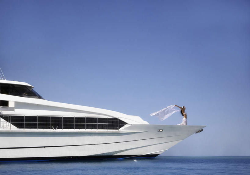 西方人,一个人,站,伸展双臂,横图,室外,白天,侧面,旅游,度假,海浪,海洋,美景,船,欧洲,澳大利亚,欧洲人,仅一个年轻女性,仅一个女性,仅一个人,握,阴影,服装,装饰,光线,丝巾,影子,景观,浪花,水平线,辽阔,游艇,海平线,拿,拿着,注视,休闲装,娱乐,衣服,蓝色,蓝天,天空,阳光,自然,海水,交通工具,天,观察,看,站着,享受,休闲,广阔,休闲服,景色,放松,握着,服饰,晴朗,观看,一望无际,华丽,点缀,察看,关注,自然风光,载具,大洋洲,澳洲,海景,昆士兰州,万里无云,南方大陆,衬托,美观,雅致,雅观,澳大利亚联邦,昆士兰,无边无际,一马平川,圣灵群岛,年轻女性,女人,女性,白种人,大海,风浪,海,海水的波动,近岸浪,涌浪,晴空,晴空万里,敞开双臂,伸开双臂,展开双肩,站立,张开手臂,张开双臂,彩图,全身,水天相接,水天一线