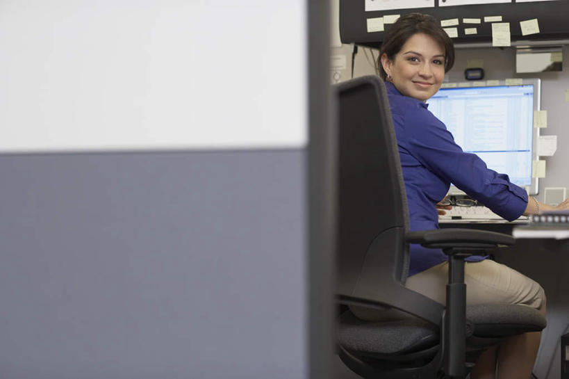 西方人,一个人,商务人士,商务女性,办公室,坐,笑,微笑,横图,室内,白天,电脑,显示器,鼠标,键盘,家具,桌子,椅子,欧洲,欧洲人,仅一个女性,仅一个人,套装,粘性,网络,办公桌,办公用品,便利贴,便签,扭头,注视,输入设备,通讯设备,文具,背面,会议椅,观察,看,转头,仅一个中年女性,台式电脑,观看,办公设备,办公椅,文具用品,记事,察看,关注,通信设备,商务装,工薪阶层,输出设备,办公家具,快捷,文化工具,商务椅,培训椅,方便,N次贴,便条贴,告诉贴,即时贴,女人,女性,中年女性,白种人,白领,上班族,坐着,半身,彩图