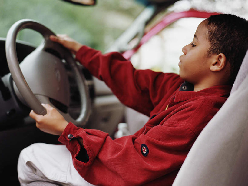 西方人,儿童,一个人,坐,横图,俯视,室内,白天,纯洁,机器,仪器,汽车,欧洲,非洲,黑人,欧洲人,仅一个男性,仅一个人,一辆,握,服装,朦胧,模糊,注视,休闲装,设备,车,小孩,衣服,红色,方向盘,交通工具,轿车,观察,驾驶,看,行驶,仅一个小孩,休闲,休闲服,可爱,童年,童趣,握着,服饰,观看,控制,察看,关注,载具,童真,烂漫,无邪,天真,男孩,男人,男性,非洲人,孩子,坐着,半身,彩图,高角度拍摄,男生