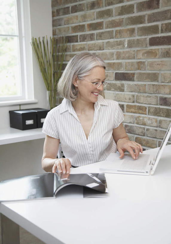 西方人,一个人,商务人士,商务女性,坐,笑,微笑,露齿笑,竖图,室内,白天,正面,电脑,笔记本电脑,石头,窗户,窗帘,欧洲,欧洲人,仅一个女性,仅一个人,敲打,阴影,套装,装饰,反射,网络,石子,影子,墙,注视,输入,通讯设备,玻璃窗,墙壁,墙面,装饰品,帘子,耳环,饰品,首饰,打字,观察,看,遮阳,仅一个老年女性,观看,点击,华丽,修饰,一台,敲击,点缀,察看,无线,关注,通信设备,手写板,商务装,无线网络,无线上网,便携式电脑,工薪阶层,衬托,美观,雅致,雅观,耳饰,按键,手提电脑,老年女性,女人,女性,白种人,白领,上班族,石块,岩石,坐着,半身,彩图