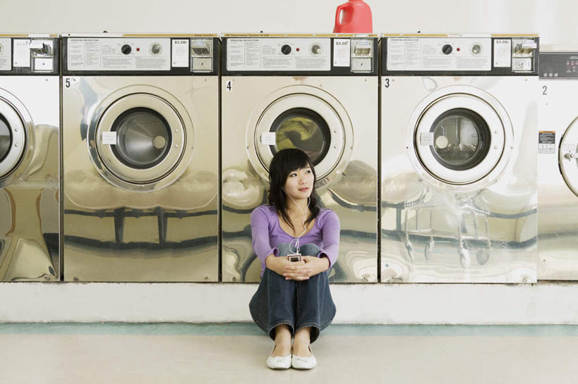 东方人,一个人,坐,横图,室内,白天,正面,亚洲,仅一个年轻女性,仅一个女性,仅一个人,五个,一排,许多,阴影,服装,裤子,整齐,反射,电器,影子,墙,注视,牛仔裤,休闲装,黄种人,墙壁,墙面,排列,衣服,红色,白色,瓶子,塑料制品,观察,看,休闲,休闲服,塑料瓶,服饰,洗衣机,抱膝,观看,察看,家电,家用电器,滚筒洗衣机,队列,关注,年轻女性,女人,女性,亚洲人,清洗,洗涤,坐着,彩图,全身