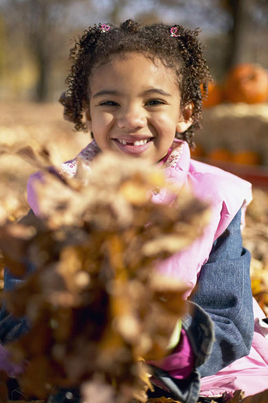西方人,儿童,一个人,笑,微笑,露齿笑,竖图,室外,白天,正面,纯洁,秋季,南瓜,蔬菜,叶子,欧洲,非洲,黑人,欧洲人,仅一个女性,仅一个人,一堆,许多,握,阴影,堆叠,堆积,服装,朦胧,模糊,新鲜,光线,影子,金瓜,食品,枯叶,落叶,注视,休闲装,番瓜,食物,小孩,衣服,阳光,观察,看,仅一个小孩,休闲,休闲服,可爱,童年,童趣,握着,服饰,有机食品,绿色食品,观看,堆,麦瓜,倭瓜,察看,关注,童真,烂漫,无邪,天真,女孩,女人,女性,非洲人,孩子,叶,叶片,秋,秋天,半身,彩图,女生