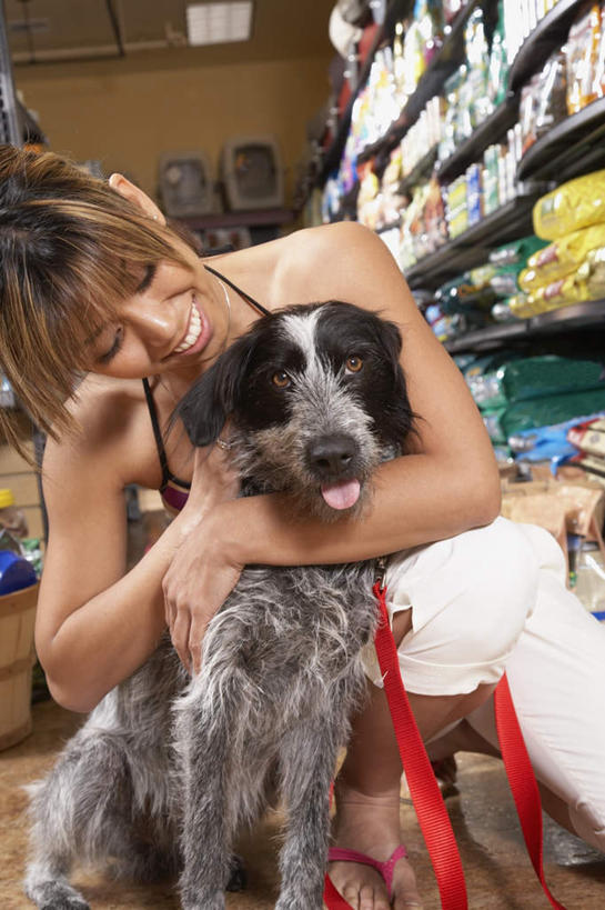 东方人,一个人,商店,蹲,抱,笑,微笑,露齿笑,竖图,室内,白天,正面,宠物,狗,吊带,亚洲,仅一个年轻女性,仅一个女性,仅一个人,服装,注视,吊带衫,黄种人,商铺,货架,架子,一只,衣服,红色,动物,绳子,观察,看,可爱,服饰,抱着,观看,绳索,察看,搂着,衣着,穿着,关注,陈列架,忠诚,超市货架,市肆,商号,衣饰,年轻女性,女人,女性,亚洲人,犬,蹲着,搂,搂抱,半身,彩图,店铺