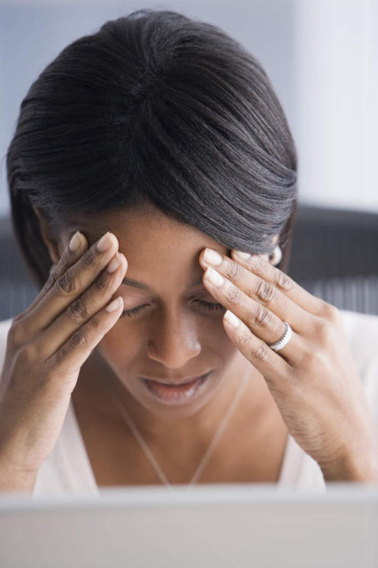 西方人,脸,头,脸颊,手,一个人,商务人士,商务女性,办公室,坐,闭眼,竖图,室内,特写,白天,正面,爱情,失败,电脑,笔记本电脑,椅子,欧洲,非洲,黑人,欧洲人,双手,仅一个女性,仅一个人,一把,撑,套装,沮丧,朦胧,模糊,网络,浪漫,通讯设备,肩膀,装饰品,会议椅,戒指,饰品,首饰,仅一个中年女性,难受,手部,恩爱,无奈,失望,悲伤,一台,办公椅,信物,无线,撑着,伤心,难过,权利,失落,通信设备,商务装,无线网络,无线上网,便携式电脑,工薪阶层,颓废,挫败,受挫,落败,落空,错过,失足,失意,失策,失算,颓丧,衰颓,悲哀,懊丧,颓靡,气馁,丧气,手饰,商务椅,培训椅,败北,挫折,失利,手提电脑,女人,女性,中年女性,非洲人,头部,脸部,脸蛋,面部,白领,上班族,闭眼睛,闭着眼,闭着眼睛,坐着,半身,彩图