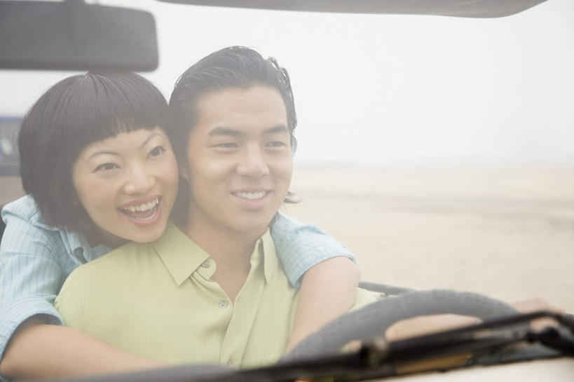 东方人,两个人,家庭,夫妻,坐,抱,笑,微笑,露齿笑,横图,室外,白天,正面,爱情,旅游,度假,安全,机器,仪器,美景,沙滩,窗户,镜子,越野车,汽车,亚洲,服装,朦胧,模糊,反射,沙子,海岸,景观,沙地,浪漫,注视,休闲装,黄种人,娱乐,设备,玻璃窗,车,衣服,自然,车窗,方向盘,交通工具,观察,驾驶,看,行驶,享受,休闲,温暖,温馨,一家人,休闲服,景色,恩爱,放松,恋人,服饰,后视镜,抱着,观看,镜像,和睦,控制,察看,搂着,生命,镜面,关注,自然风光,载具,四驱车,光学,侧视镜,男人,男性,年轻男性,年轻女性,女人,女性,亚洲人,年轻人,夫妇,情侣,海滩,怀抱,搂,搂抱,相抱,拥抱,坐着,半身,彩图,伴侣,融洽