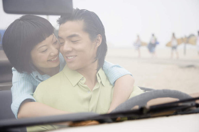 东方人,两个人,家庭,夫妻,坐,抱,笑,微笑,露齿笑,横图,室外,白天,正面,爱情,旅游,度假,安全,机器,仪器,美景,沙滩,窗户,镜子,越野车,汽车,亚洲,服装,朦胧,模糊,反射,沙子,海岸,景观,沙地,浪漫,扭头,注视,休闲装,黄种人,娱乐,设备,玻璃窗,车,衣服,自然,车窗,方向盘,交通工具,观察,驾驶,看,行驶,转头,享受,休闲,温暖,温馨,一家人,休闲服,景色,恩爱,放松,恋人,服饰,后视镜,抱着,观看,镜像,和睦,控制,察看,搂着,生命,镜面,关注,自然风光,载具,四驱车,光学,侧视镜,男人,男性,年轻男性,年轻女性,女人,女性,亚洲人,年轻人,夫妇,情侣,海滩,怀抱,搂,搂抱,相抱,拥抱,坐着,半身,彩图,伴侣,融洽