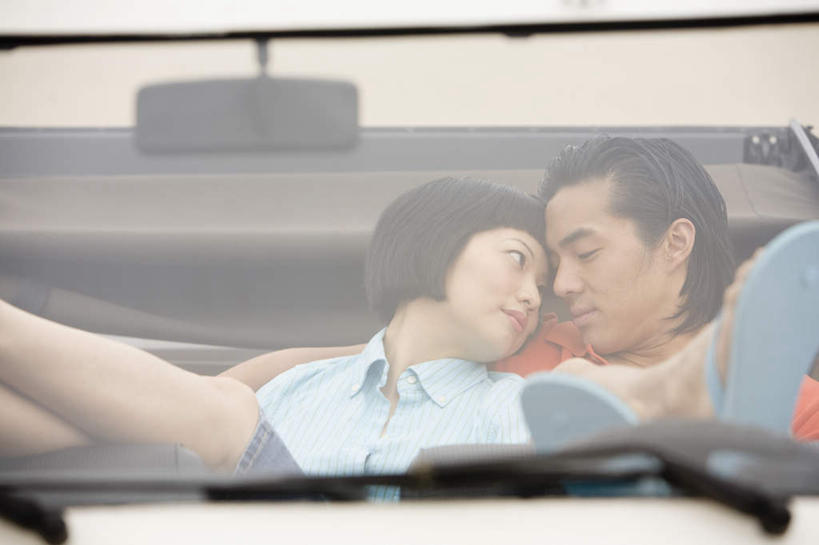 东方人,两个人,家庭,夫妻,躺,闭眼,睡,横图,室外,白天,正面,爱情,旅游,度假,安全,美景,沙滩,窗户,镜子,越野车,汽车,亚洲,服装,反射,沙子,雨刷器,海岸,景观,雨刷,沙地,浪漫,注视,休闲装,黄种人,娱乐,玻璃窗,车,衣服,自然,车窗,交通工具,观察,看,享受,休闲,温暖,温馨,一家人,休闲服,景色,恩爱,放松,恋人,服饰,后视镜,观看,雨刮器,镜像,和睦,察看,生命,镜面,关注,自然风光,载具,四驱车,光学,侧视镜,刮雨器,卧着,男人,男性,年轻男性,年轻女性,女人,女性,亚洲人,年轻人,夫妇,情侣,海滩,闭眼睛,闭着眼,闭着眼睛,困,困觉,寝息,睡觉,躺着,卧,半身,彩图,伴侣,融洽