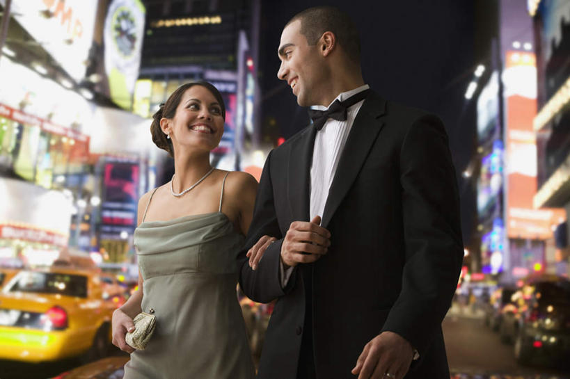 西方人,两个人,家庭,夫妻,高楼大厦,商店,走,笑,微笑,露齿笑,横图,彩色,室外,夜晚,正面,衬衫,晚礼服,西装,爱情,购物,办公楼,消费,超市,大厦,道路,建筑,路,摩天大楼,霓虹灯,商场,写字楼,公路,出租车,汽车,项链,欧洲,欧洲人,勾,挽,套装,正装,朦胧,模糊,领结,灯光,七彩,交通,浪漫,扭头,注视,职业装,光源,霓虹,相视,车,灯,装饰品,饰品,首饰,楼宇,交通工具,轿车,观察,看,转头,温暖,温馨,一家人,面对面,商务楼,恩爱,勾着,金融,恋人,百货,皮夹子,钱包,观看,对视,和睦,察看,互视,象征,庄重,零钱包,照明设备,皮夹,关注,载具,的士,相对,身份,计程车,挽着,选购,贸易,百货公司,相看,氖灯,血拼,正式,地位,男人,男性,年轻男性,女人,女性,中年女性,白种人,夫妇,情侣,马路,步行,散步,走路,半身,彩图,衬衣,晚宴服,舞会服,洋服,洋装,夜礼服,大楼,高层建筑,高楼,购物商场,购物中心,摩天楼,商业中心,伴侣,融洽