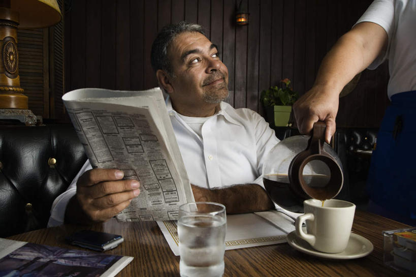 咖啡,西方人,两个人,服务员,餐厅,站,坐,笑,微笑,横图,室内,白天,正面,工作服,制服,阅读,幸福,水,餐桌,桌子,报纸,杯子,欧洲,欧洲人,握,学习,服装,瓷器,壶,液体,咖啡杯,陶瓷制品,拿,拿着,注视,休闲装,娱乐,饮用水,玻璃制品,水壶,饮料,衣服,茶壶,容器,水杯,矿泉水,观察,看,站着,享受,休闲,温馨,休闲服,放松,乐趣,浏览,握着,服饰,餐台,观看,客人,察看,提神,舒适,关注,瓷杯,醒脑,蒸馏水,软饮料,工作制服,男人,男性,女人,女性,中年男性,中年女性,白种人,服务生,侍者,玻璃杯,站立,坐着,半身,彩图,工作套服,餐馆,饭店,饭馆