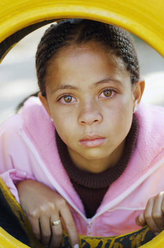 西方人,儿童,一个人,哭,竖图,室外,白天,正面,爱情,游戏,失败,纯洁,欧洲,非洲,黑人,欧洲人,仅一个女性,仅一个人,摇摆,服装,沮丧,浪漫,玩,注视,休闲装,娱乐,装饰品,小孩,衣服,黄色,戒指,轮胎,饰品,首饰,秋千,荡秋千,观察,看,趴着,仅一个小孩,休闲,难受,休闲服,橡胶,恩爱,可爱,童年,童趣,无奈,眼泪,服饰,观看,活动,失望,悲伤,信物,察看,伤心,难过,权利,泪水,关注,失落,摇晃,童真,橡胶制品,烂漫,无邪,车胎,颓废,挫败,受挫,落败,落空,错过,失足,失意,失策,失算,颓丧,衰颓,悲哀,懊丧,颓靡,气馁,丧气,手饰,败北,挫折,失利,天真,女孩,女人,女性,非洲人,孩子,趴,玩耍,嬉戏,半身,彩图,哭泣,哭啼,外胎,女生