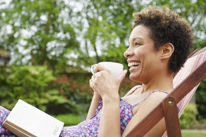 西方人,一个人,坐,笑,微笑,露齿笑,横图,室外,白天,侧面,裙子,草地,草坪,植物,道路,路,杯子,餐具,书籍,椅子,欧洲,欧洲人,仅一个女性,仅一个人,一把,一本,握,阴影,连衣裙,光线,瓷器,碟子,盘,影子,木椅,小路,咖啡杯,陶瓷制品,交通,注视,草,树,树木,一个,绿色,阳光,自然,盘子,碟,观察,看,仅一个中年女性,握着,生长,单个,成长,观看,吊带裙,察看,关注,瓷杯,女人,女性,中年女性,白种人,书,图书,坐着,半身,彩图