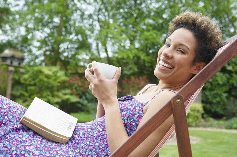 西方人,一个人,坐,笑,微笑,露齿笑,横图,室外,白天,侧面,裙子,草地,草坪,植物,道路,路,杯子,餐具,书籍,椅子,欧洲,欧洲人,仅一个女性,仅一个人,一把,一本,握,阴影,连衣裙,光线,瓷器,碟子,盘,影子,木椅,小路,咖啡杯,陶瓷制品,交通,扭头,注视,草,树,树木,一个,绿色,阳光,自然,盘子,碟,观察,看,转头,仅一个中年女性,握着,生长,单个,成长,观看,吊带裙,察看,关注,瓷杯,女人,女性,中年女性,白种人,书,图书,坐着,半身,彩图