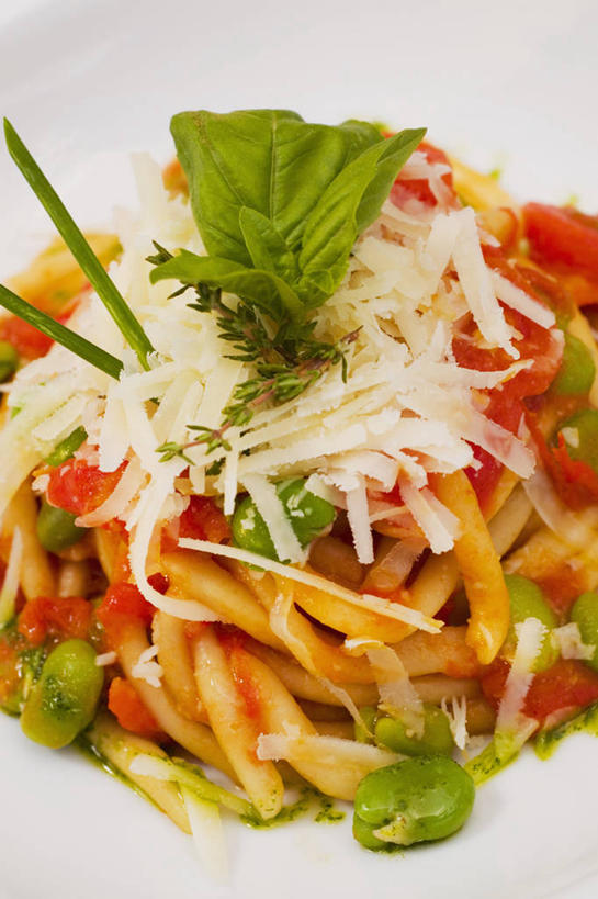 蝶泳,面食,面条,奶酪,意大利面,无人,俯视,室内,特写,白天,西餐,桌面,桌子,蔬菜,餐具,新鲜,木制,碟子,盘,面,干酪,起司,料理,食品,芝士,营养,食物,盘子,木制品,碟,乳酪,西式,有机食品,绿色食品,乳制品,发酵,彩图,高角度拍摄