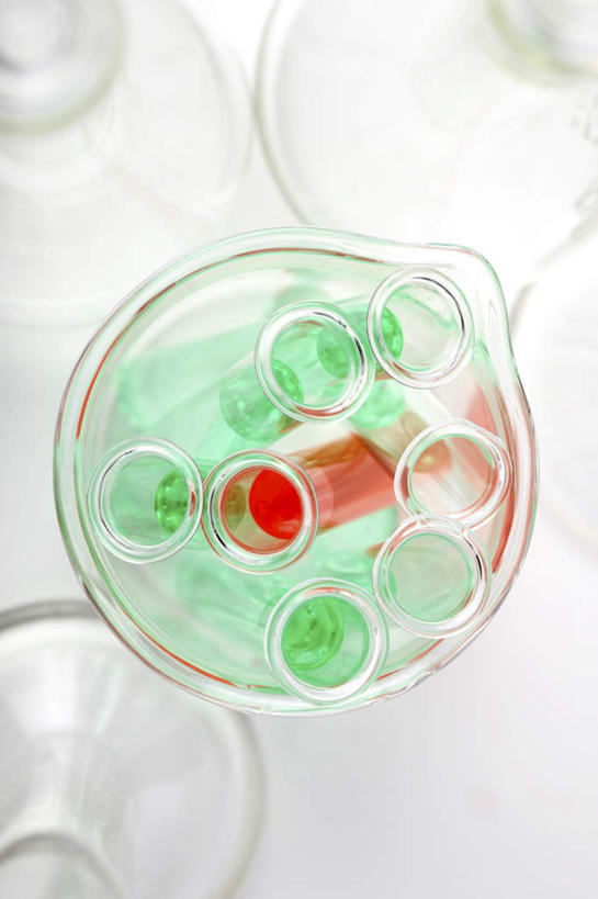 蝶泳,无人,俯视,室内,特写,白天,白色背景,实验,仪器,水,杯子,阴影,研究,透明,反射,分析,化学,测试,烧杯,试管,液体,影子,水滴,玻璃制品,红色,绿色,玻璃瓶,瓶子,器皿,摄影,影棚,计量,玻璃仪器,试验耗材,实验用品,玻璃杯,彩图,高角度拍摄,影棚拍摄,拍摄