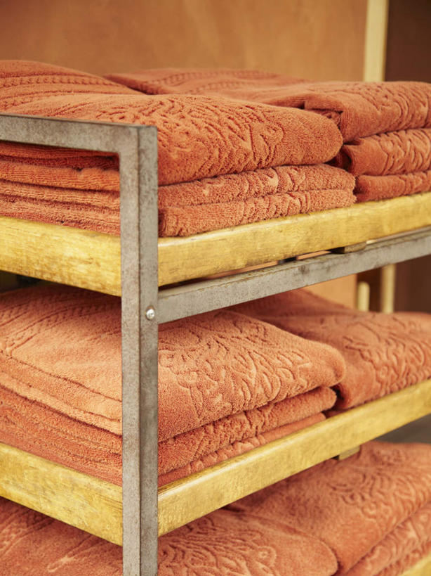 蝶泳,无人,宾馆,室内,特写,白天,正面,静物,一堆,许多,堆叠,堆积,纺织物,棕色,很多,置物架,架子,毛巾,清洁,堆,保暖,陈列架,透气,防水,搁架,储水,耐磨,吸水,彩图,客店,客栈,旅店,旅馆,旅舍,汽车旅馆