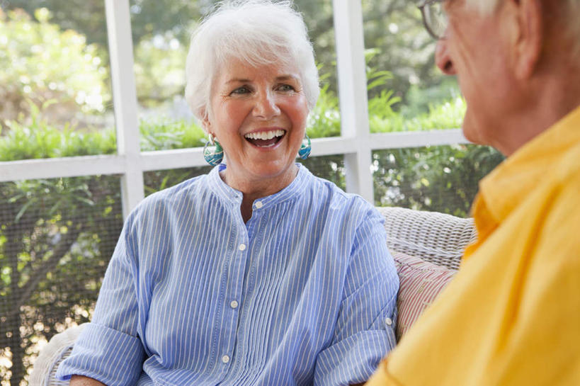 冲浪,西方人,老年人,两个人,家庭,夫妻,客厅,坐,笑,微笑,露齿笑,室内,白天,正面,爱情,植物,窗户,落地窗,沙发,欧洲,欧洲人,阴影,服装,环保,反射,影子,防护,浪漫,注视,休闲装,玻璃窗,相视,树,树木,衣服,绿色,自然,观察,看,休闲,温暖,温馨,一家人,面对面,休闲服,恩爱,恋人,服饰,生长,成长,观看,对视,和睦,察看,起居室,互视,关注,美好,美妙,间隔,相对,布艺沙发,相看,美观,雅观,客堂,绿篱,生篱,树篱,植篱,老年男性,老年女性,男人,男性,女人,女性,白种人,夫妇,情侣,坐着,半身,彩图,伴侣,融洽