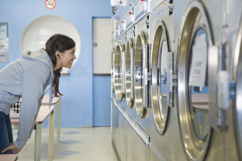 冲浪,西方人,一个人,站,笑,微笑,露齿笑,室内,白天,侧面,欧洲,欧洲人,仅一个年轻女性,仅一个女性,仅一个人,一排,许多,撑,阴影,服装,整齐,并列,并排,反射,电器,篮子,影子,墙,注视,休闲装,墙壁,墙面,排列,衣服,观察,看,站着,休闲,休闲服,连帽衫,服饰,洗衣机,观看,察看,撑着,家电,家用电器,滚筒洗衣机,队列,关注,平行,帽衫,年轻女性,女人,女性,白种人,清洗,洗涤,站立,半身,彩图