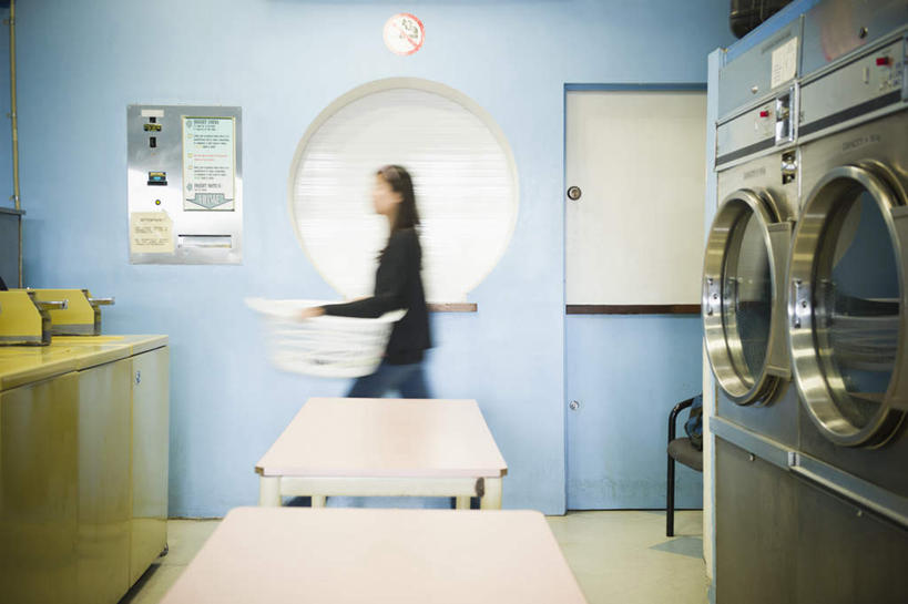 冲浪,西方人,一个人,走,室内,白天,侧面,欧洲,欧洲人,仅一个年轻女性,仅一个女性,仅一个人,握,阴影,服装,朦胧,模糊,反射,电器,篮子,影子,塑料,墙,注视,休闲装,墙壁,墙面,衣服,塑料制品,观察,看,休闲,休闲服,握着,服饰,洗衣机,观看,察看,家电,家用电器,滚筒洗衣机,关注,年轻女性,女人,女性,白种人,步行,清洗,洗涤,走路,彩图,全身