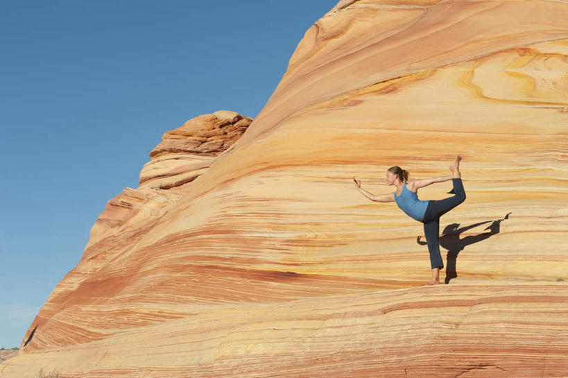 冲浪,西方人,一个人,站,举,室外,白天,侧面,锻炼,瑜伽,运动,石头,山,山脉,欧洲,欧洲人,仅一个女性,仅一个人,握,阴影,服装,光线,纹路,背心,石子,纹理,影子,山峰,山峦,抬腿,注视,光脚,衣服,蓝色,蓝天,天空,阳光,群山,天,观察,看,托,站着,仅一个中年女性,赤脚,握着,养生,服饰,晴朗,观看,察看,衣着,穿着,关注,万里无云,肌理,衣饰,体育,女人,女性,中年女性,白种人,石块,岩石,晴空,晴空万里,举起,举手,举着,向上举,向上伸,向上托,站立,彩图,全身,健身,舞王式