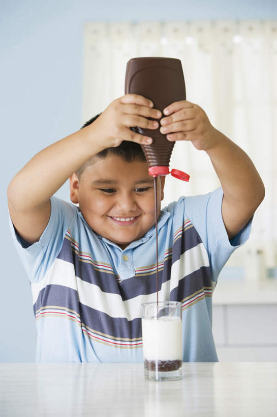 西方人,儿童,一个人,站,举,笑,捏,微笑,露齿笑,竖图,室内,白天,正面,纯洁,餐桌,窗户,桌子,杯子,欧洲,欧洲人,仅一个男性,仅一个人,握,服装,墙,食品,甜点,甜品,拿,捏着,拿着,注视,休闲装,玻璃窗,墙壁,墙面,玻璃制品,食物,饮料,小孩,衣服,水杯,甜食,观察,看,托,站着,仅一个小孩,休闲,休闲服,冰淇淋,可爱,童年,童趣,握着,服饰,餐台,观看,鲜奶,察看,关注,奶昔,童真,烂漫,无邪,巧克力奶昔,天真,男孩,男人,男性,白种人,孩子,玻璃杯,举起,举手,举着,向上举,向上伸,向上托,站立,半身,彩图,男生