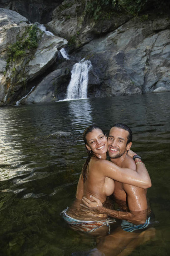 西方人,两个人,站,抱,笑,微笑,露齿笑,竖图,室外,白天,侧面,爱情,旅游,度假,河流,石头,美景,瀑布,水,欧洲,欧洲人,飞溅,溅,石子,液体,河水,景观,水滴,水流,浪漫,扭头,注视,娱乐,裸露,水珠,小溪,自然,溪水,观察,看,站着,转头,享受,休闲,温暖,温馨,景色,恩爱,放松,恋人,抱着,观看,和睦,察看,搂着,关注,喷洒,自然风光,裸,沉积岩,水成岩,男人,男性,年轻男性,年轻女性,女人,女性,白种人,情侣,跌水,石块,岩石,怀抱,搂,搂抱,相抱,拥抱,站立,半身,彩图,伴侣,融洽