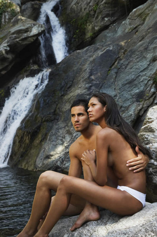 西方人,两个人,坐,抱,竖图,室外,白天,侧面,泳装,比基尼,爱情,旅游,度假,河流,石头,美景,瀑布,水,欧洲,欧洲人,飞溅,溅,石子,液体,河水,景观,水滴,水流,浪漫,注视,娱乐,裸露,水珠,小溪,自然,溪水,观察,看,享受,休闲,温暖,温馨,景色,恩爱,放松,恋人,抱着,观看,和睦,察看,搂着,关注,喷洒,自然风光,裸,男人,男性,年轻男性,年轻女性,女人,女性,白种人,情侣,跌水,石块,岩石,怀抱,搂,搂抱,相抱,拥抱,坐着,半身,彩图,三点式,泳衣,伴侣,融洽