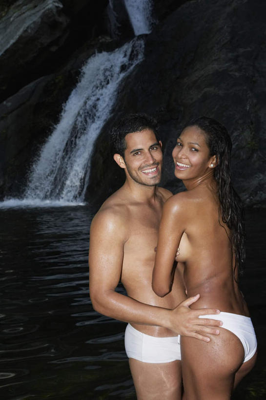 西方人,两个人,抱,笑,微笑,露齿笑,竖图,室外,夜晚,侧面,泳装,比基尼,爱情,河流,石头,瀑布,水,欧洲,欧洲人,飞溅,溅,石子,液体,河水,水滴,水流,浪漫,扭头,注视,裸露,相视,水珠,小溪,溪水,观察,看,转头,温暖,温馨,面对面,恩爱,恋人,抱着,观看,对视,和睦,察看,互视,搂着,关注,喷洒,裸,相对,相看,男人,男性,年轻男性,年轻女性,女人,女性,白种人,情侣,跌水,石块,岩石,怀抱,搂,搂抱,相抱,拥抱,半身,彩图,三点式,泳衣,伴侣,融洽