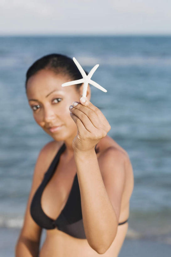 西方人,一个人,竖图,室外,白天,正面,泳装,比基尼,海浪,海洋,海星,欧洲,欧洲人,仅一个女性,仅一个人,握,阴影,朦胧,模糊,光线,影子,浪花,水平线,辽阔,海平线,拿,拿着,注视,海洋生物,一个,蓝色,黑色,蓝天,天空,阳光,自然,海水,动物,天,观察,看,仅一个中年女性,广阔,生物,握着,晴朗,单个,观看,一望无际,察看,关注,海景,万里无云,蓝海星,蓝指海星,无边无际,一马平川,棘皮动物门,女人,女性,中年女性,白种人,大海,风浪,海,海水的波动,近岸浪,涌浪,晴空,晴空万里,星鱼,半身,彩图,三点式,泳衣,水天相接,水天一线