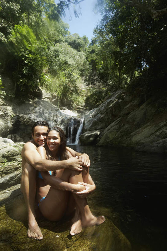 西方人,两个人,坐,抱,竖图,室外,白天,正面,泳装,比基尼,爱情,旅游,度假,河流,石头,美景,瀑布,水,植物,欧洲,欧洲人,阴影,飞溅,溅,光线,石子,液体,影子,河水,景观,水滴,水流,浪漫,注视,娱乐,裸露,水珠,树,树木,蓝色,绿色,蓝天,天空,小溪,阳光,自然,天,溪水,观察,看,享受,休闲,温暖,温馨,景色,恩爱,放松,恋人,生长,晴朗,成长,抱着,观看,和睦,察看,搂着,关注,喷洒,自然风光,裸,万里无云,男人,男性,年轻男性,年轻女性,女人,女性,白种人,情侣,跌水,石块,岩石,晴空,晴空万里,怀抱,搂,搂抱,相抱,拥抱,坐着,彩图,全身,三点式,泳衣,伴侣,融洽